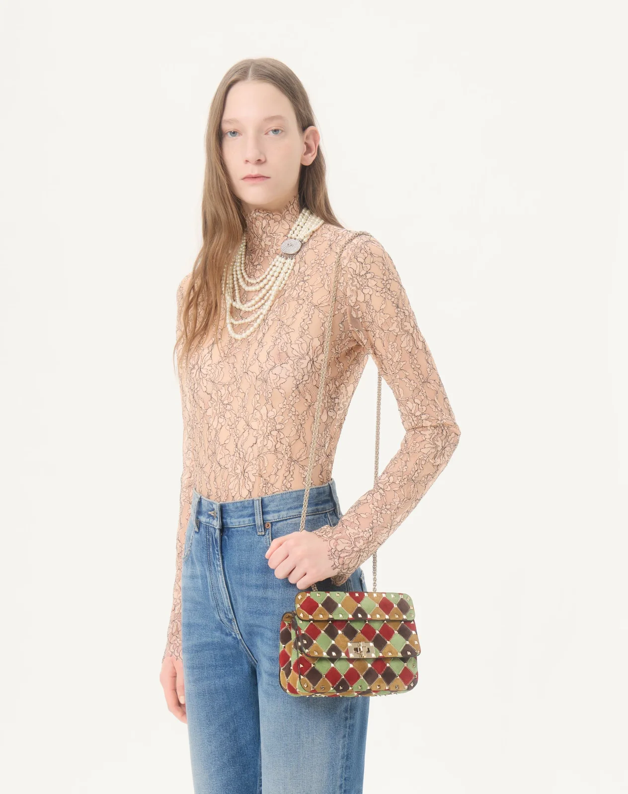 Маленькая сумка Valentino Garavani Rockstud Spike из замши в технике пэчворк — фото 7