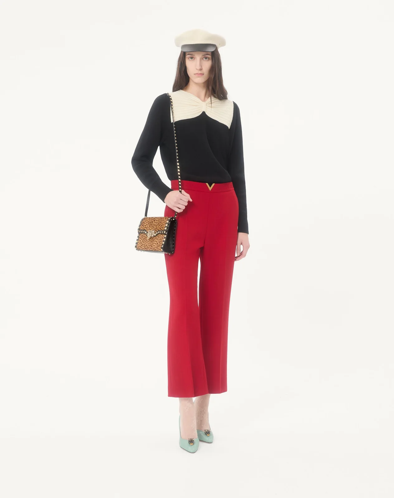 Маленькая сумка через плечо Valentino Garavani Rockstud из телячьей кожи с ворсистой отделкой и анималистичным принтом — фото 2
