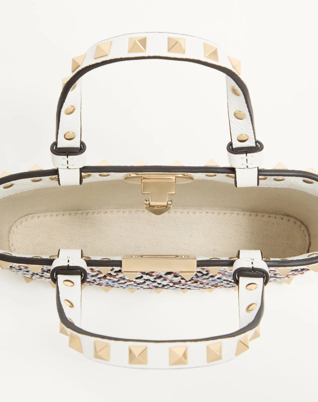 Мини-сумка-тоут Valentino Garavani Rockstud из плетёного текстиля — фото 6