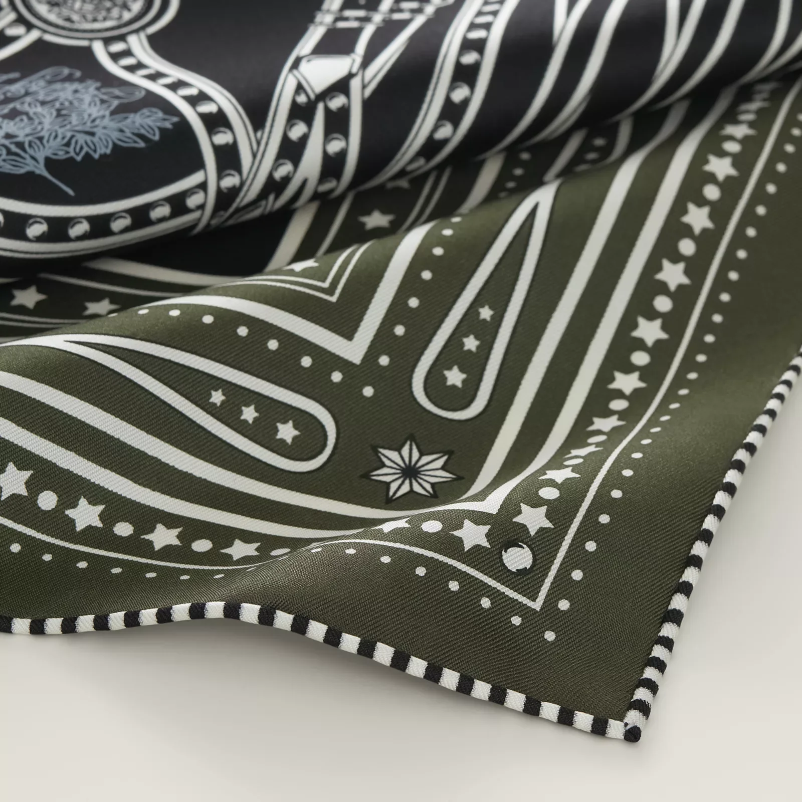 «Grand CelebrationBANDANA”55 Шелковый шарф — фото 3