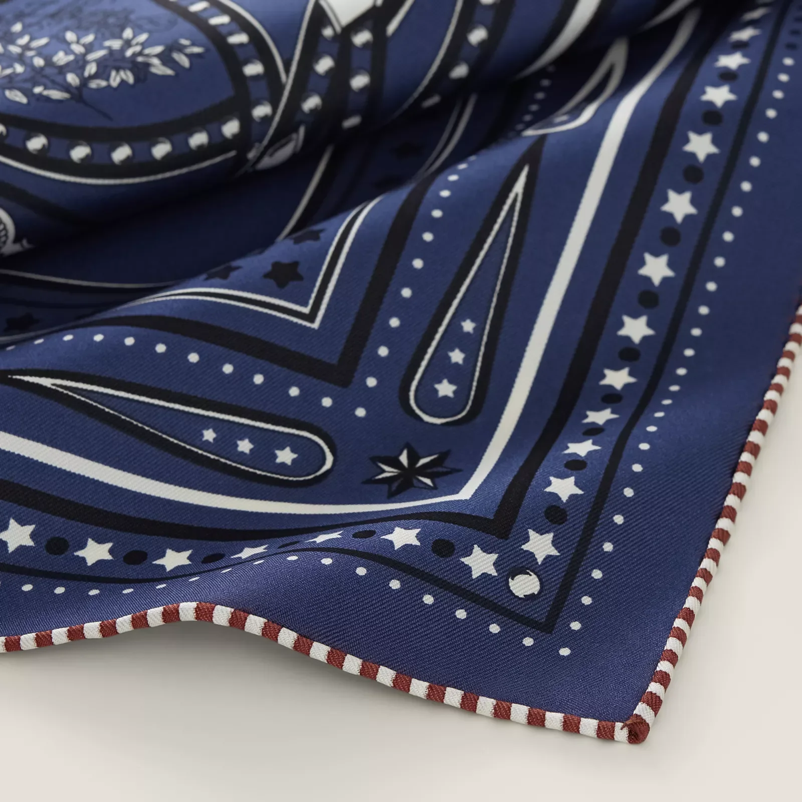 «Grand CelebrationBANDANA”55 Шелковый шарф — фото 3
