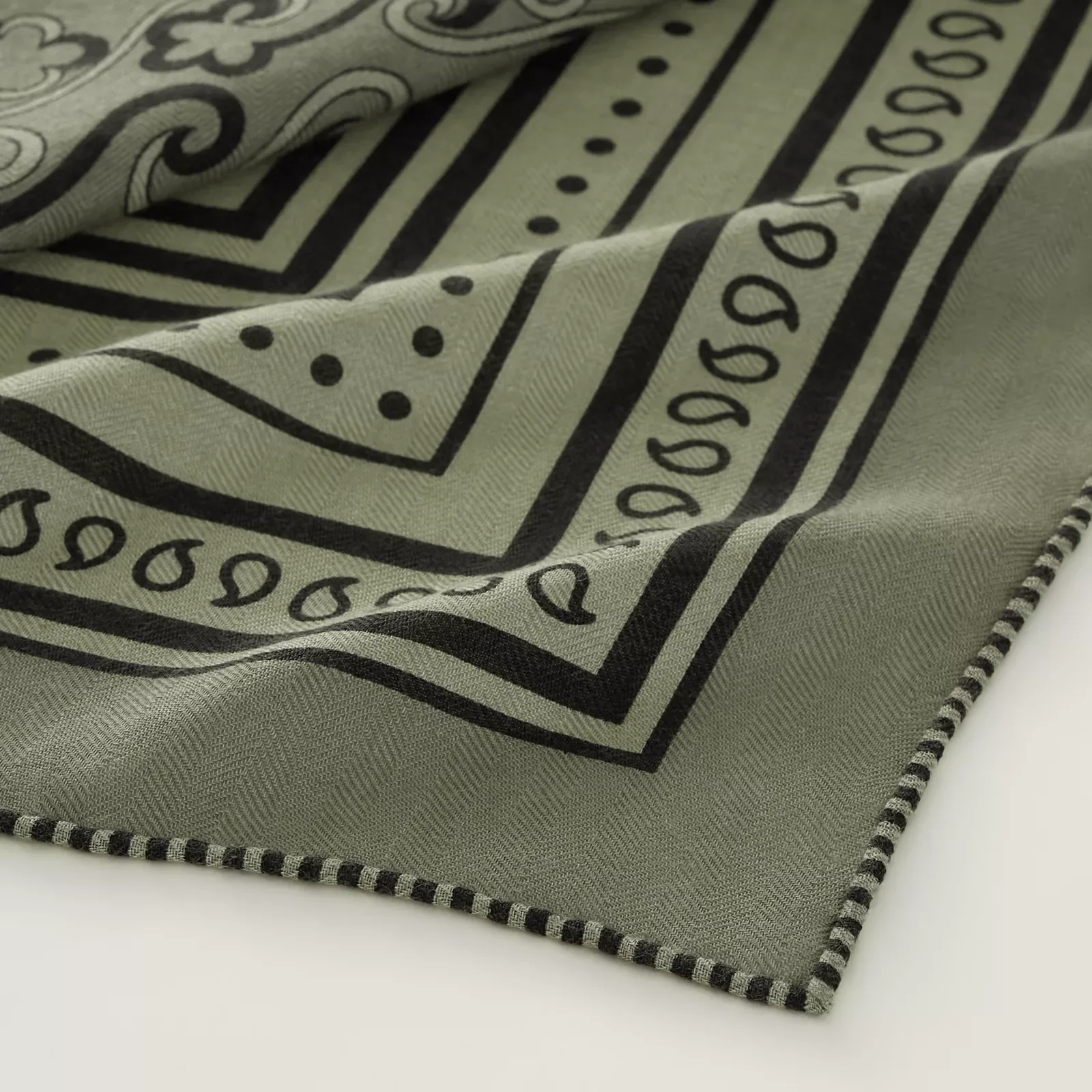 «Amazon CelebrationBANDANA”140 накидка — фото 3