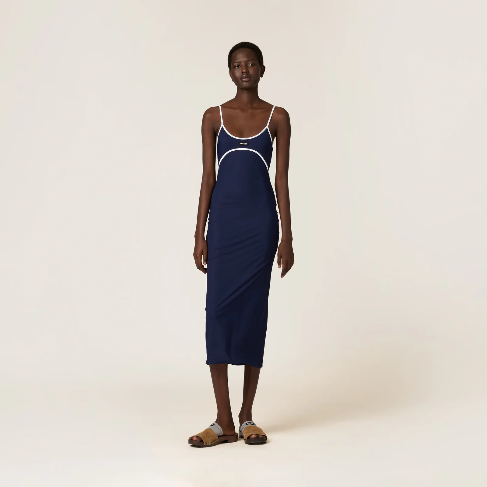 Платье средней длины из эластичного джерси — фото 2