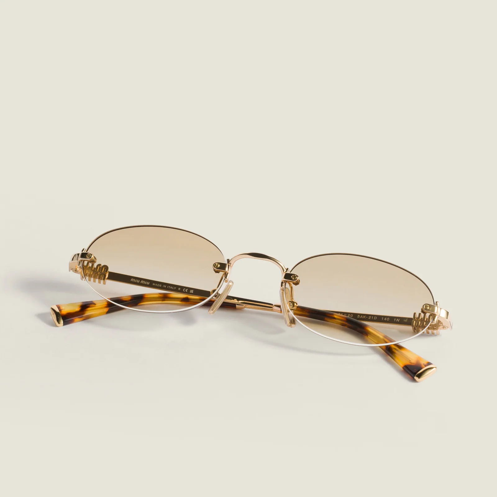 Солнцезащитные очки Miu Miu — фото 4