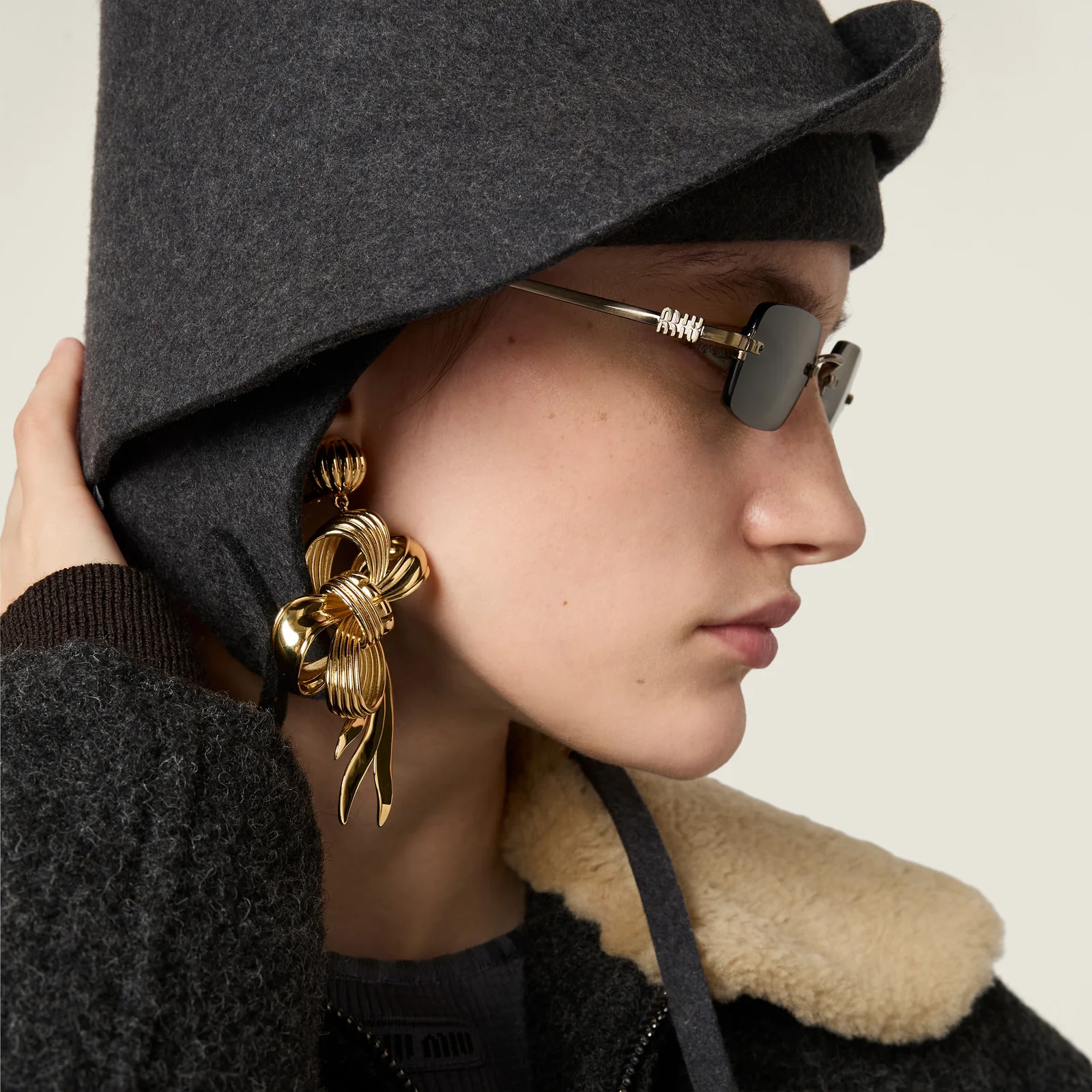 Солнцезащитные очки Miu Miu — фото 2