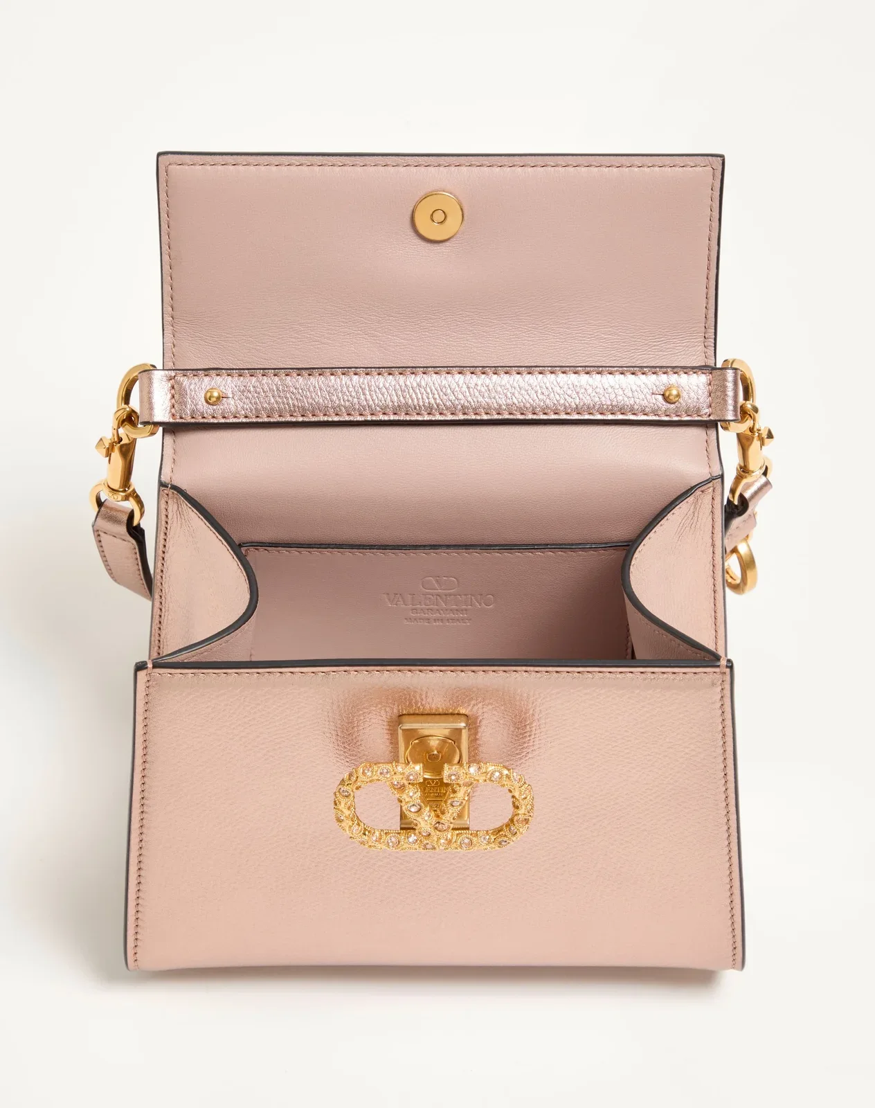 Мини-сумка с ручкой Valentino Garavani VSLING из ламинированной зернистой телячьей кожи с ювелирным логотипом — фото 6