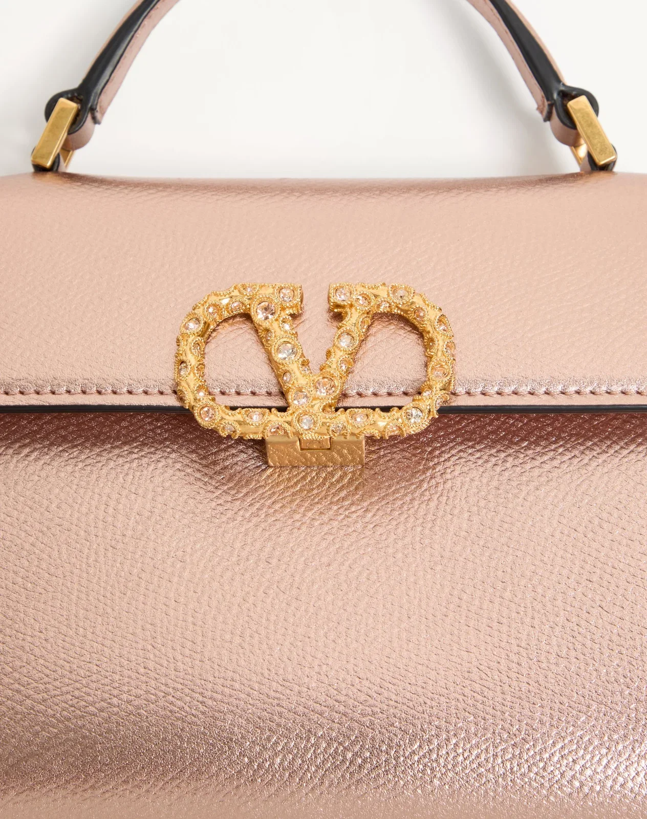 Мини-сумка с ручкой Valentino Garavani VSLING из ламинированной зернистой телячьей кожи с ювелирным логотипом — фото 8