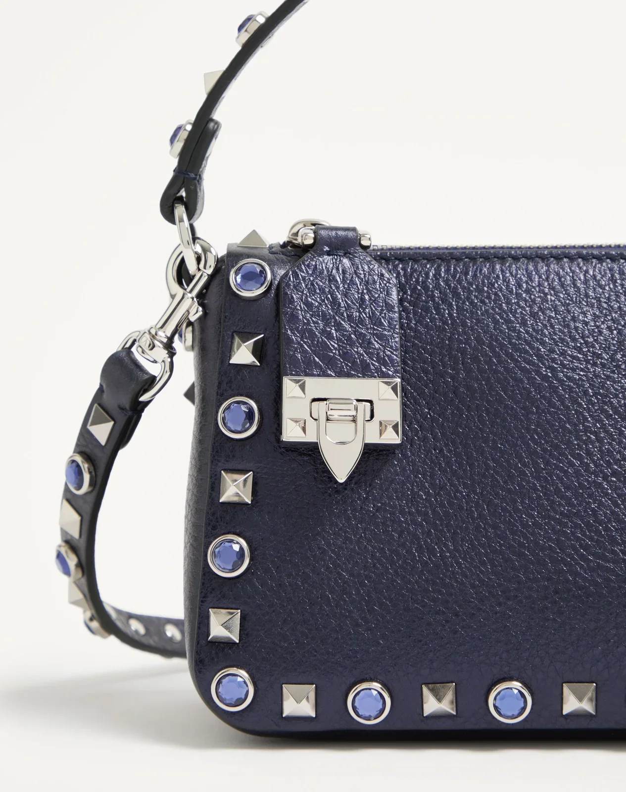 Маленькая сумка через плечо Valentino Garavani Rockstud из ламинированной телячьей кожи с кабошонами — фото 6