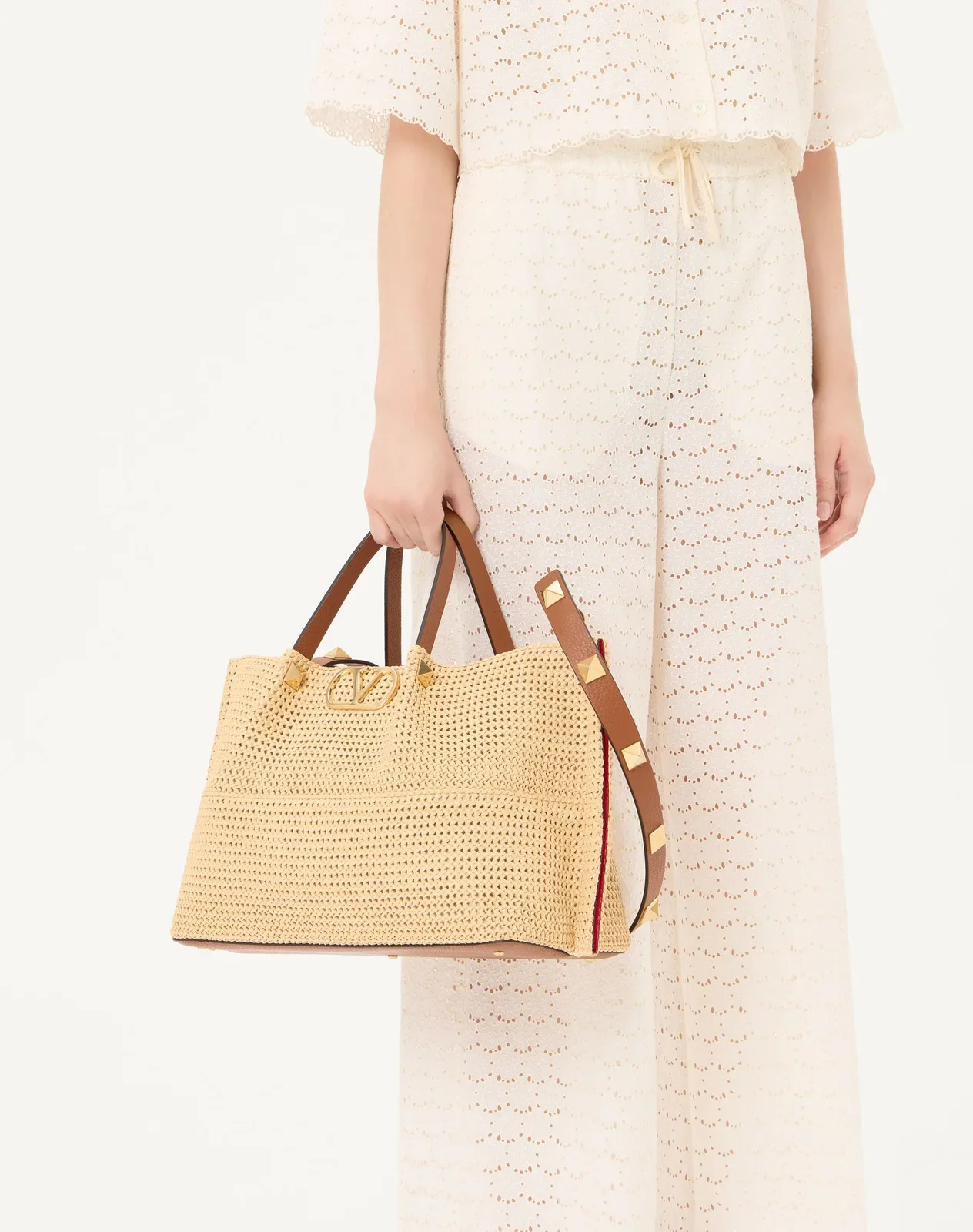 Сумка-тоут среднего размера Valentino Garavani VLogo Signature Summer из рафии — фото 2