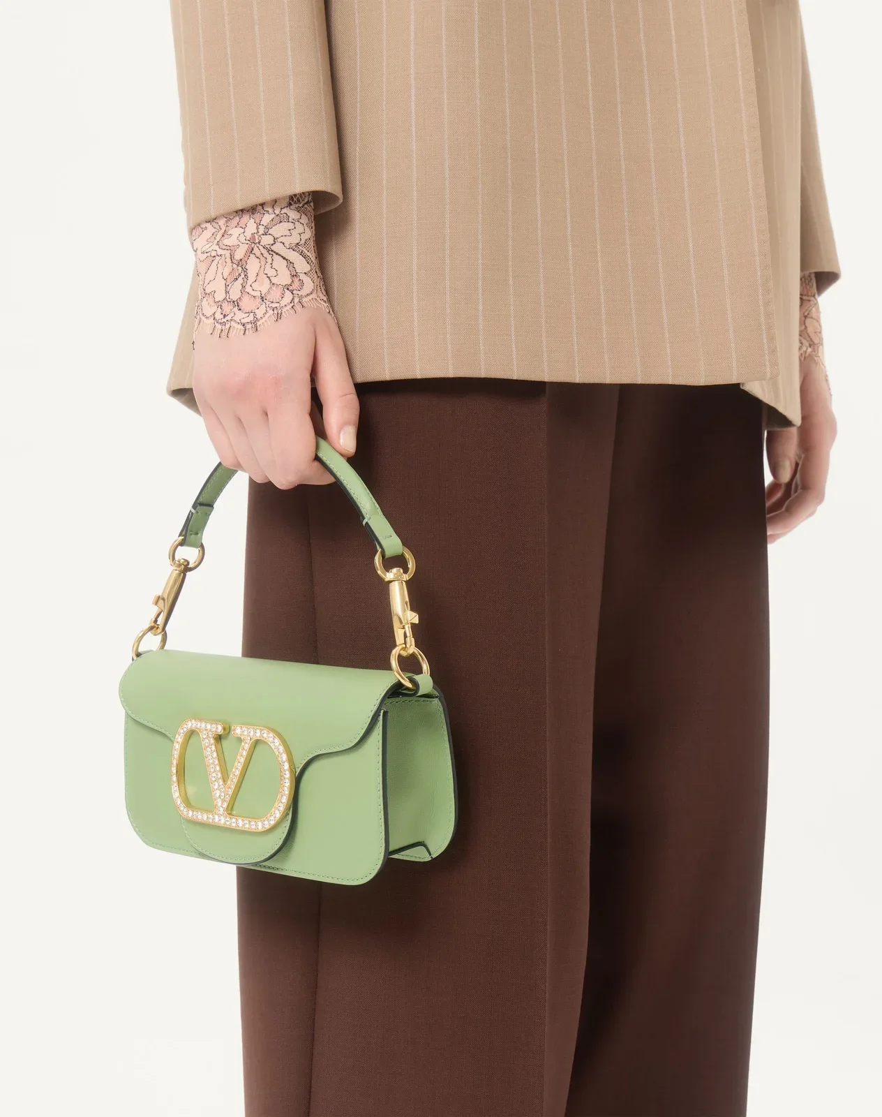 Маленькая сумка через плечо Valentino Garavani Locò с ювелирным логотипом — фото 7