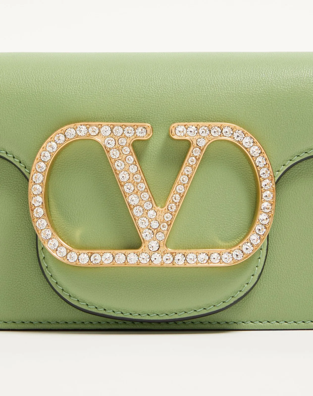 Маленькая сумка через плечо Valentino Garavani Locò с ювелирным логотипом — фото 8