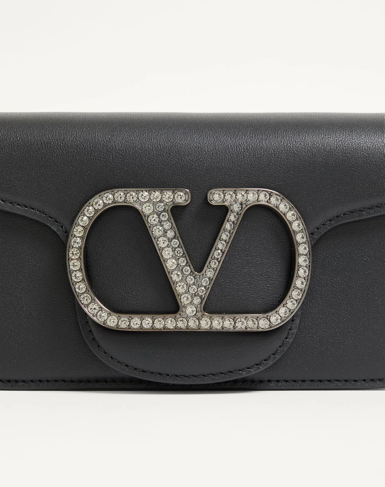 Маленькая сумка через плечо Valentino Garavani Locò с ювелирным логотипом — фото 8