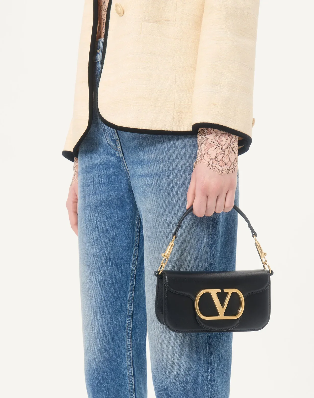 Маленькая сумка через плечо Valentino Garavani Locò из телячьей кожи — фото 7