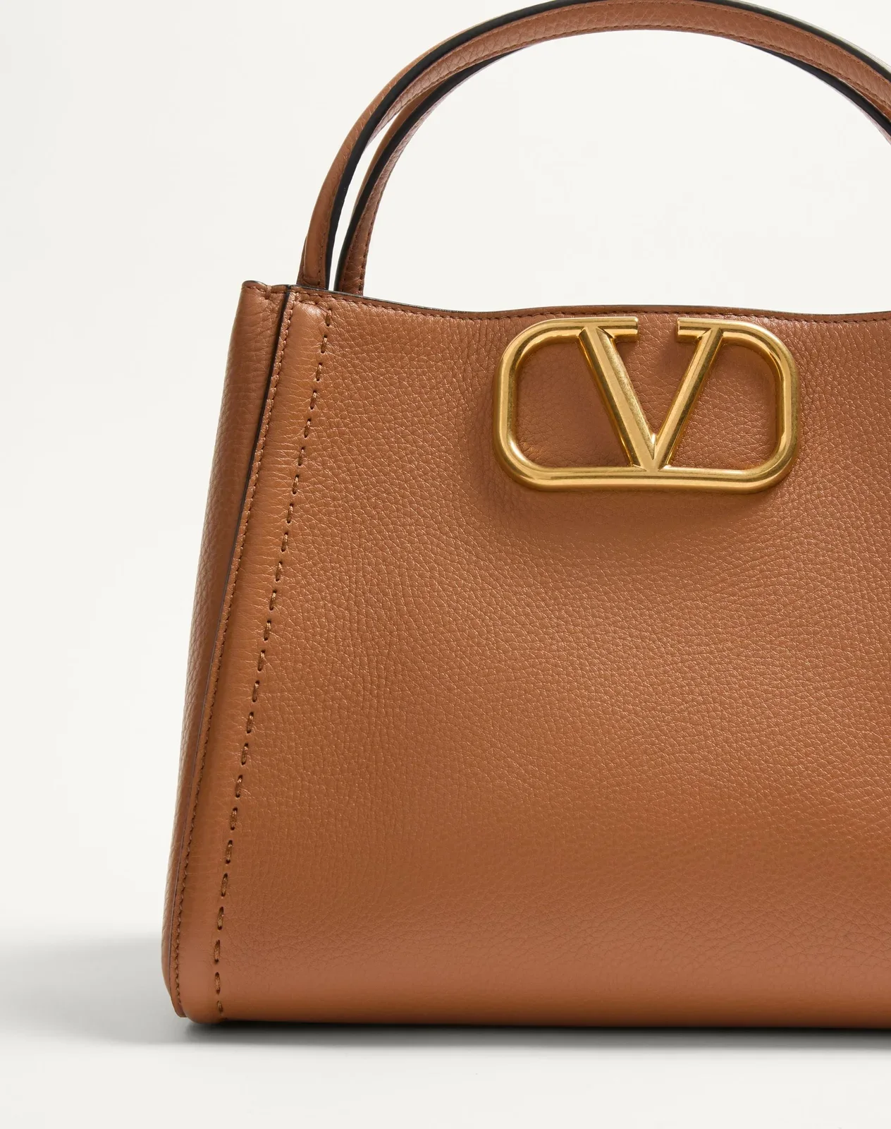 Сумка с ручками среднего размера Valentino Garavani Alltime из зернистой телячьей кожи — фото 6