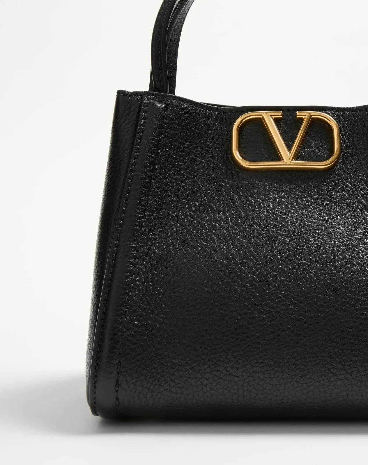 Маленькая сумка с ручками Valentino Garavani Alltime из зернистой телячьей кожи — фото 6