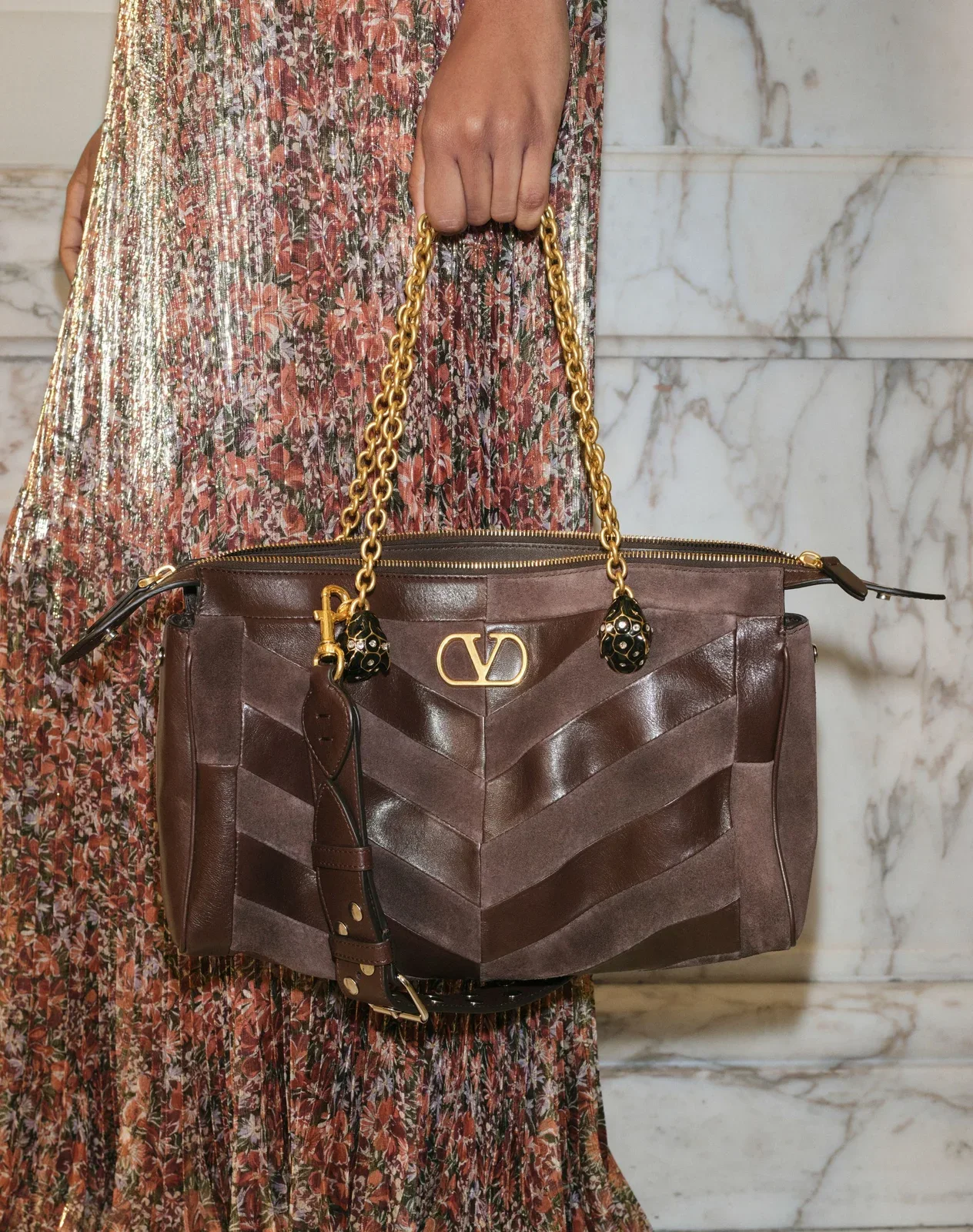 Сумка через плечо среднего размера Valentino Garavani Panthea из замши и кожи наппа с шевронным узором — фото 9
