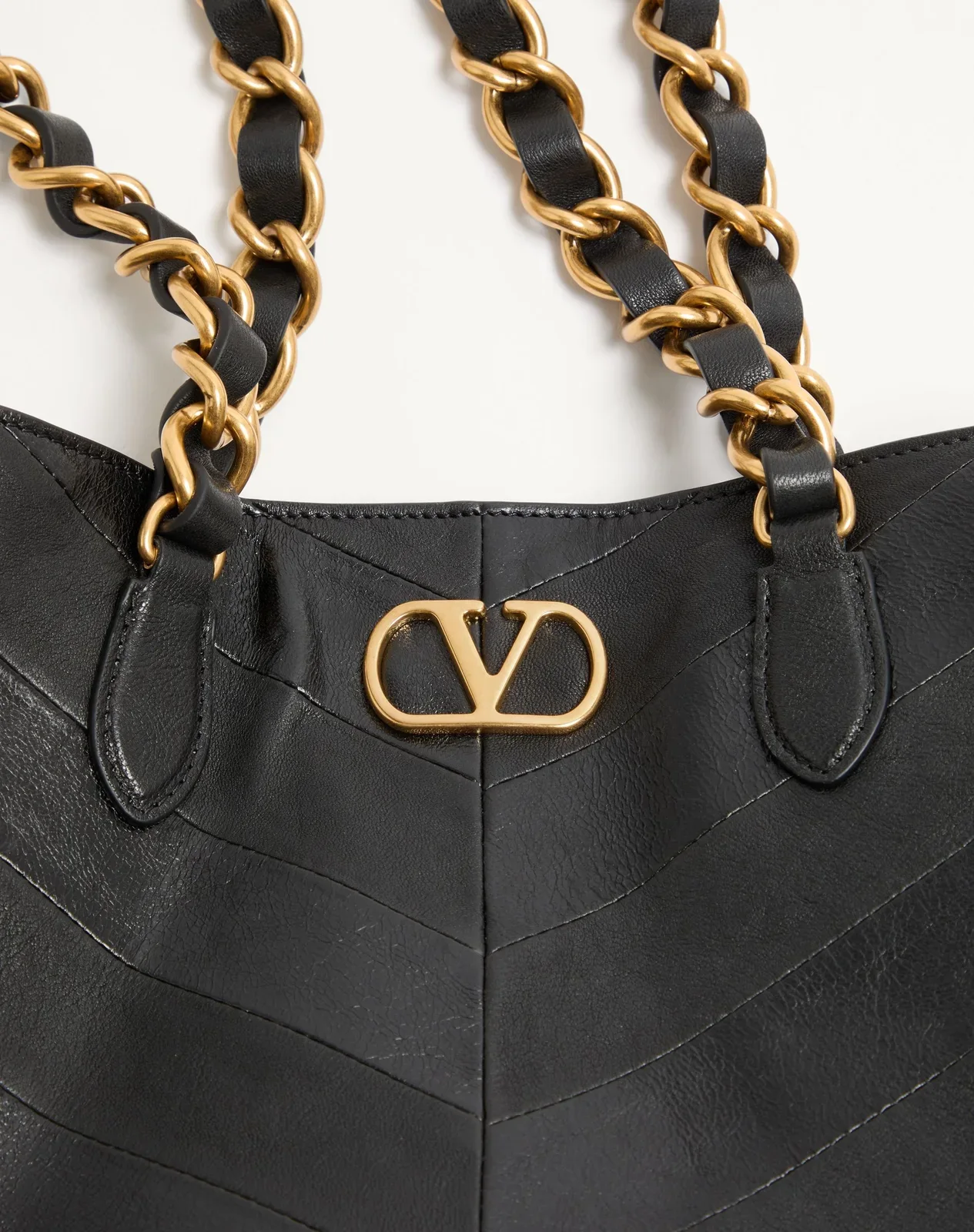 Маленькая сумка-тоут Valentino Garavani Laseine из кожи наппа с шевронным узором — фото 8