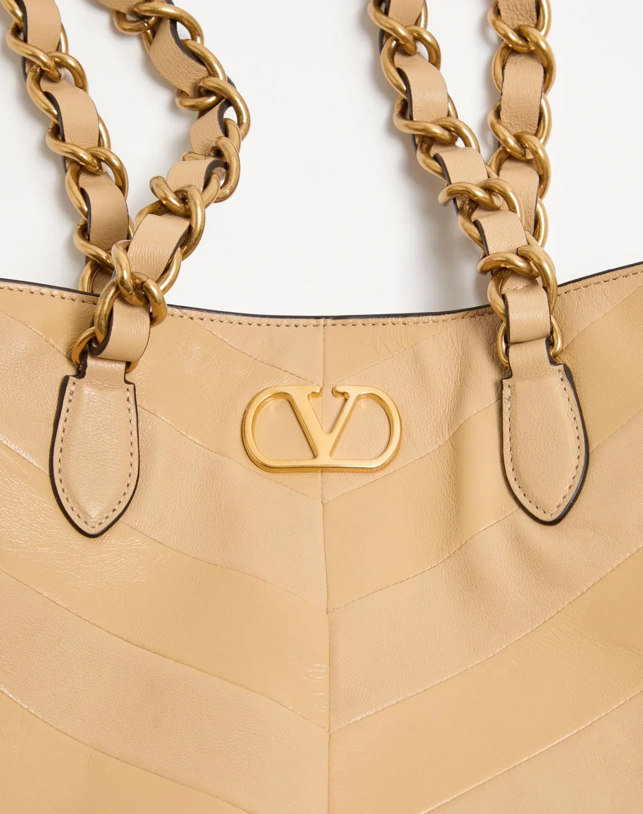 Маленькая сумка-тоут Valentino Garavani Laseine из кожи наппа с шевронным узором — фото 8