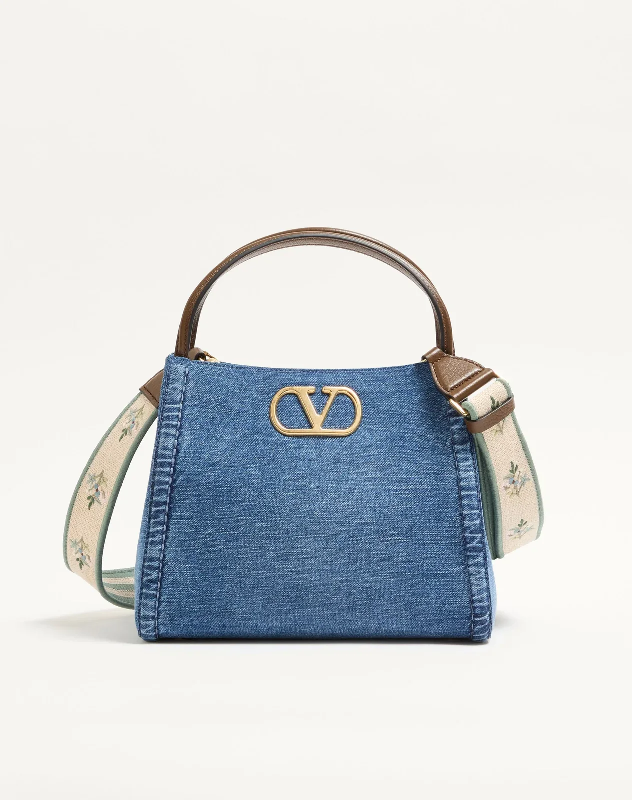 Сумка с ручками среднего размера Valentino Garavani Alltime из денима с вышитым плечевым ремнём — фото 1