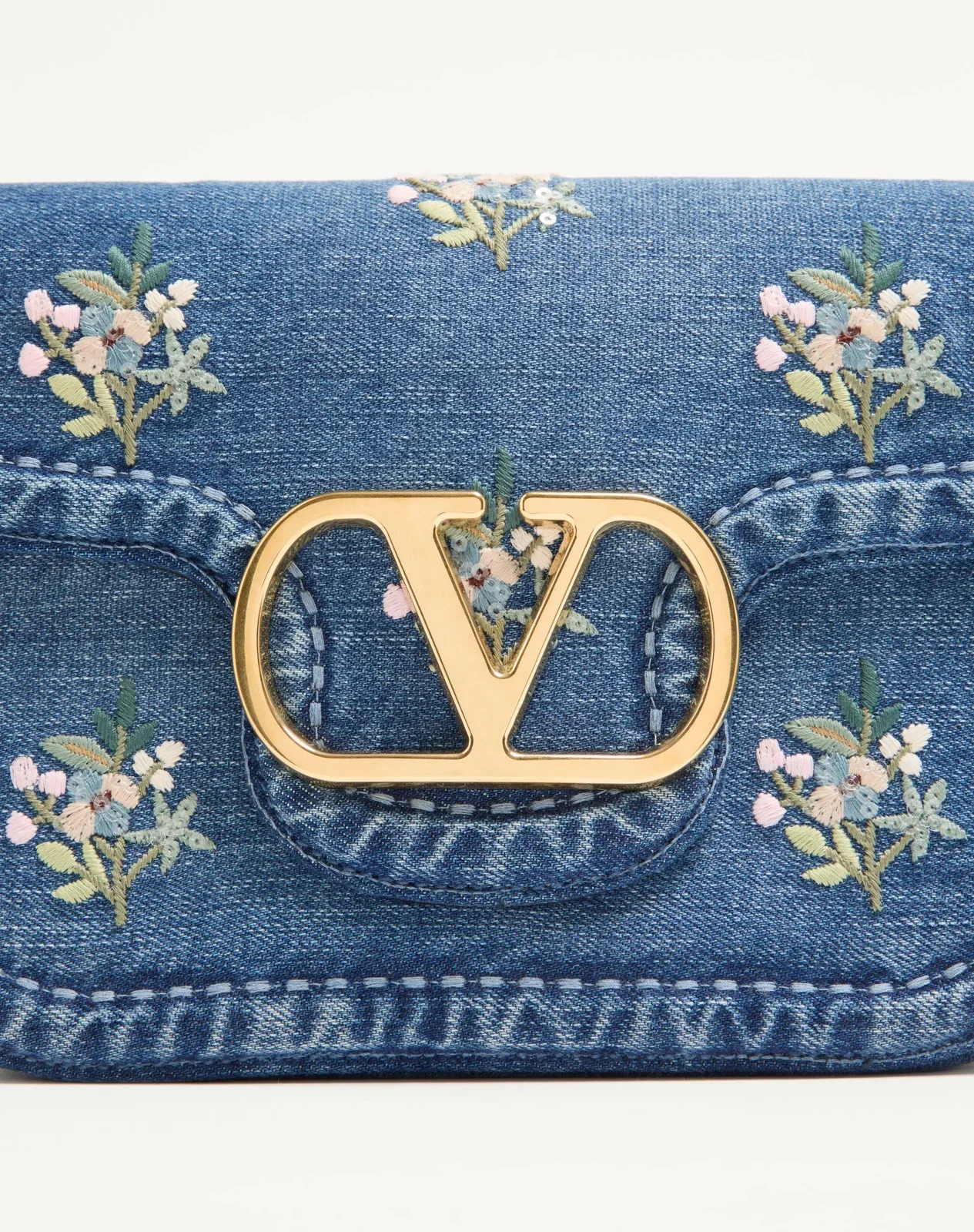 Сумка через плечо среднего размера Valentino Garavani Alltime из денима с вышивкой с вышитым плечевым ремнём — фото 7