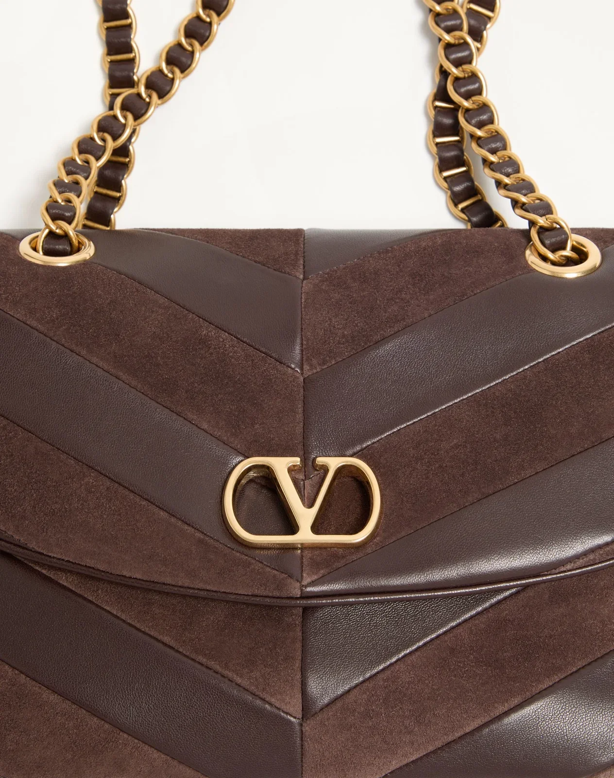 Сумка на цепочке среднего размера Valentino Garavani Djuna из замши и кожи наппа с шевронным узором — фото 8
