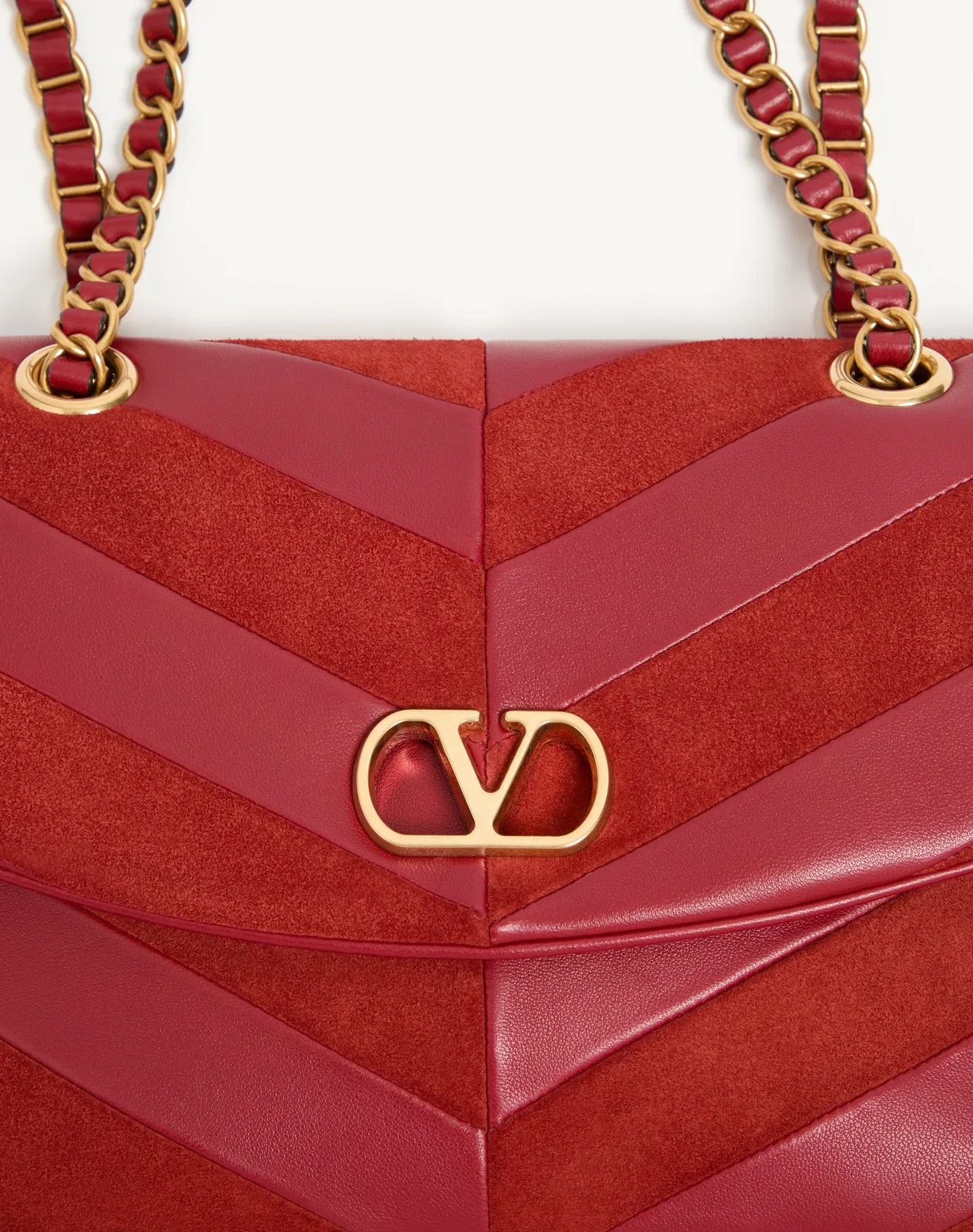 Сумка на цепочке среднего размера Valentino Garavani Djuna из замши и кожи наппа с шевронным узором — фото 8
