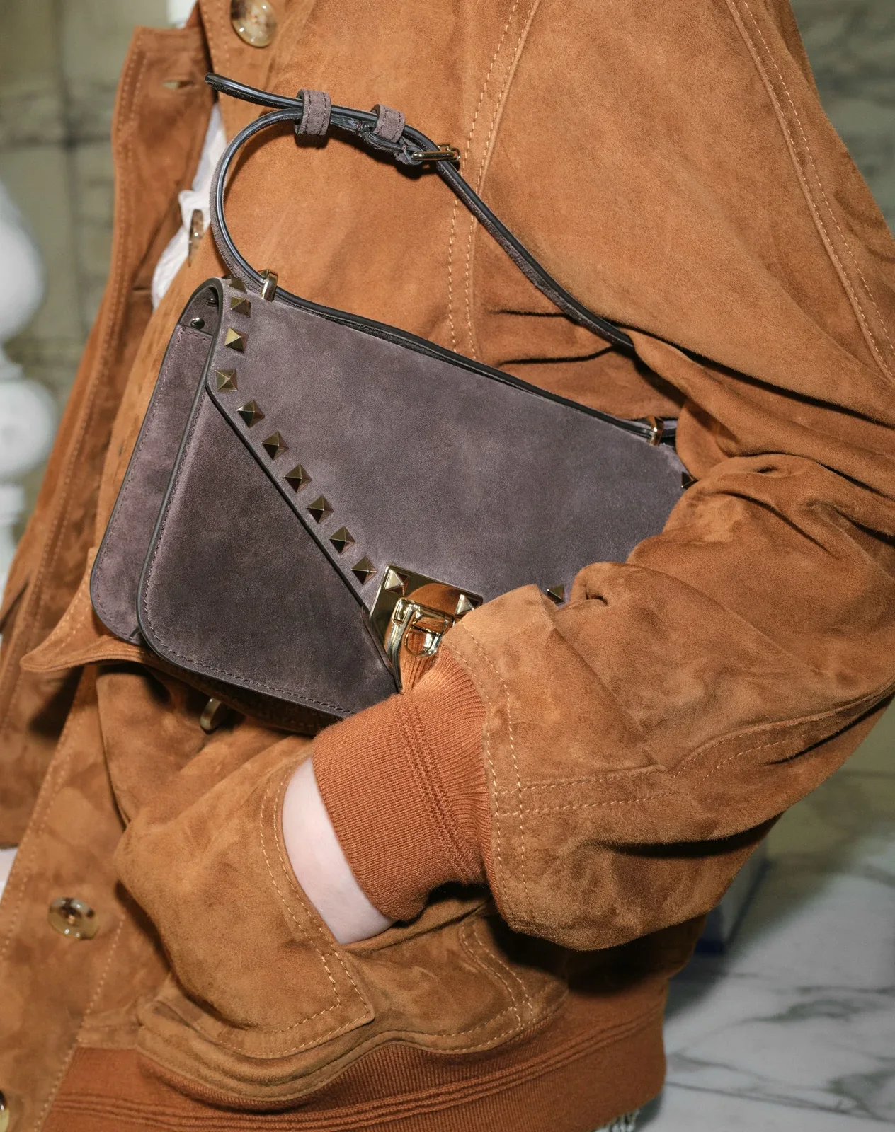Маленькая сумка через плечо Valentino Garavani Rockstud из замши — фото 9