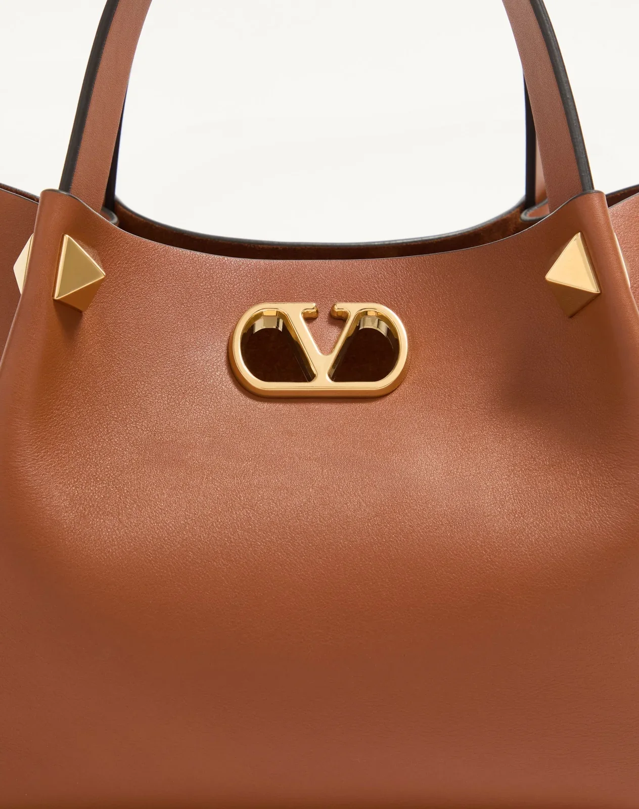 Маленькая мягкая сумка-тоут Valentino Garavani из кожи — фото 8