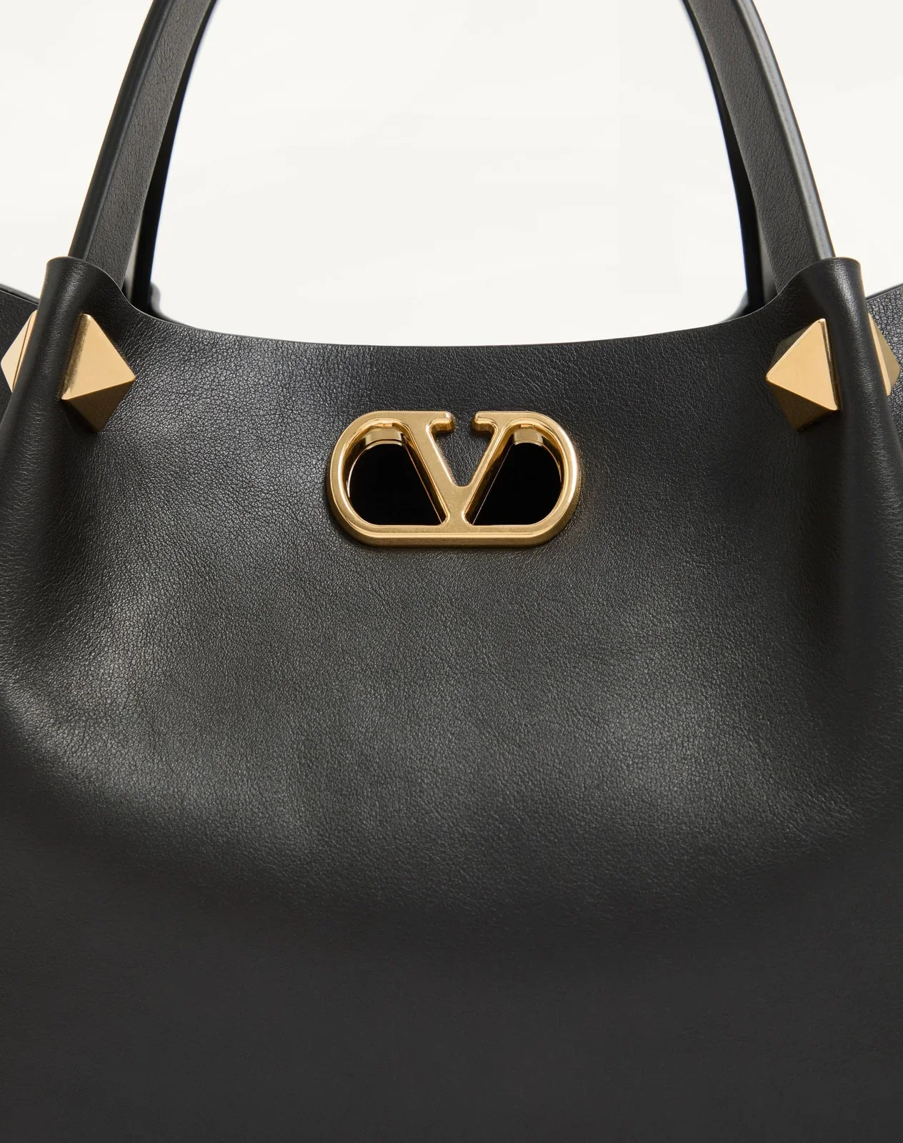 Маленькая мягкая сумка-тоут Valentino Garavani из кожи — фото 8