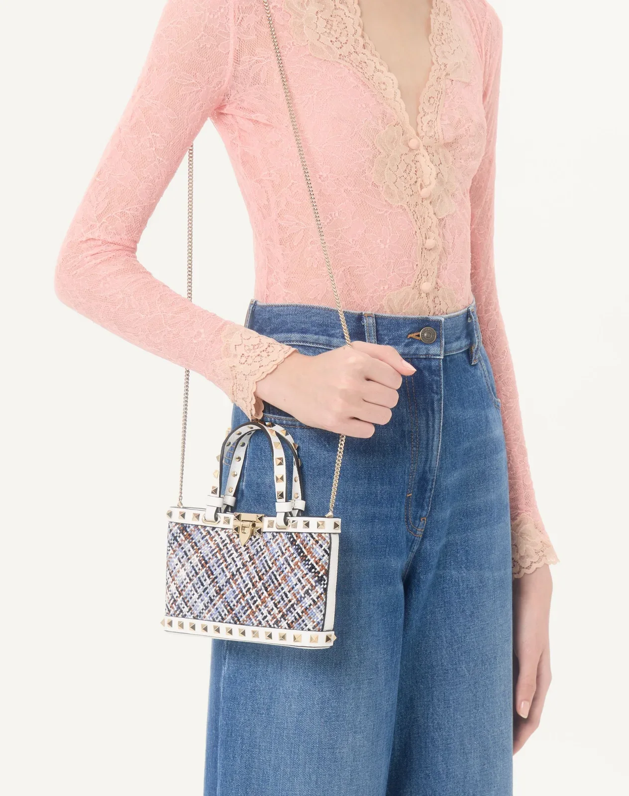 Мини-сумка-тоут Valentino Garavani Rockstud из плетёного текстиля — фото 2