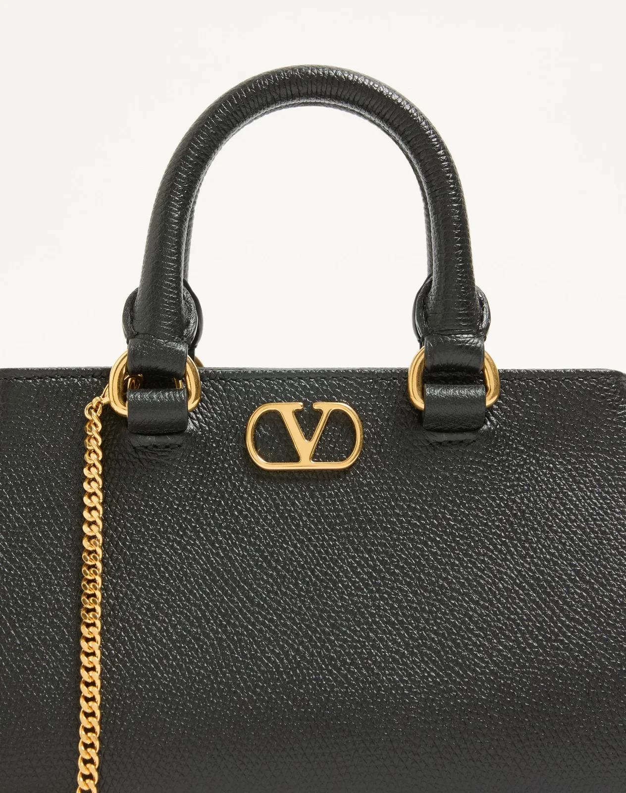 Мини-сумка VLogo Signature из зернистой телячьей кожи — фото 7
