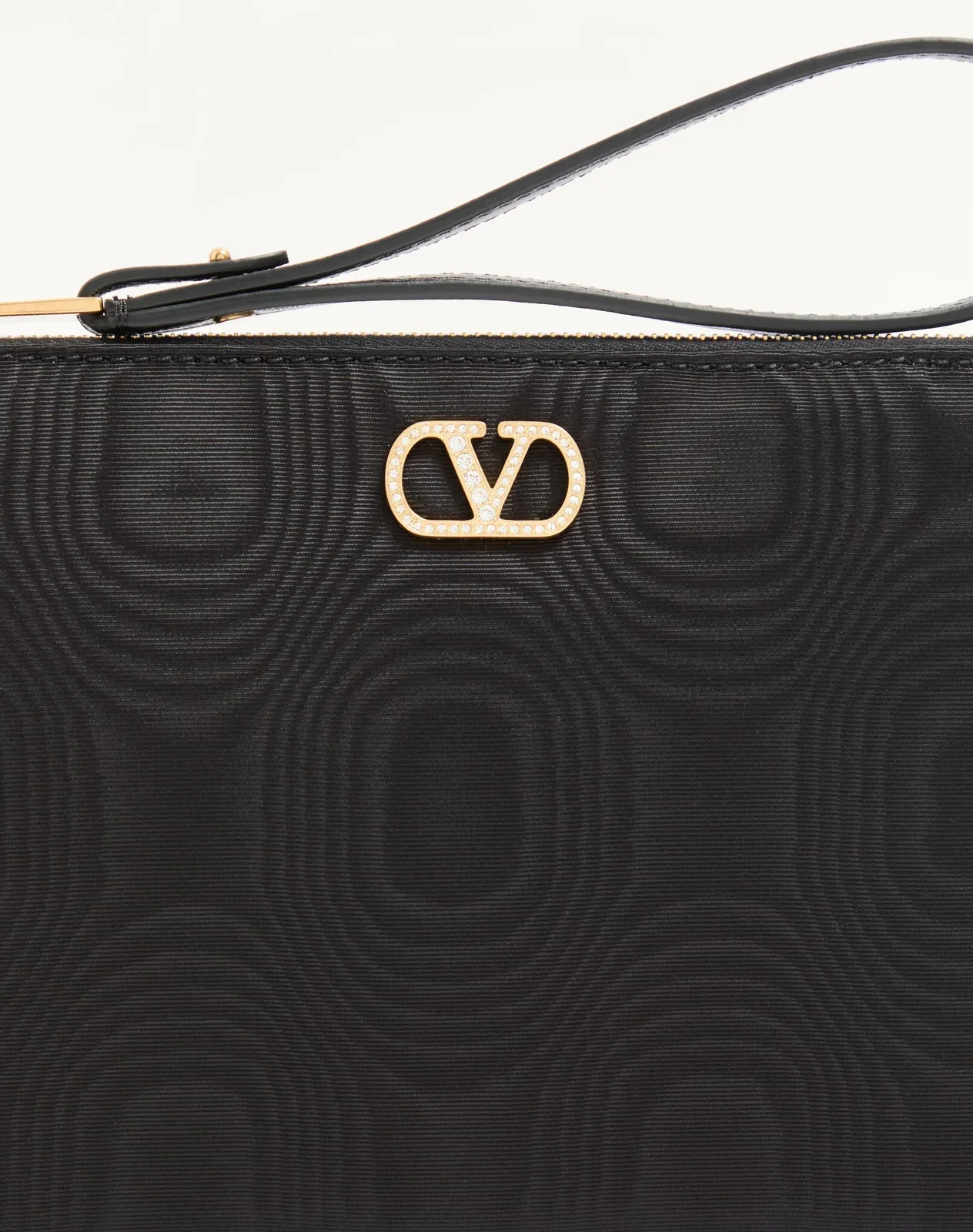 Клатч VLogo Signature из ткани муар с ювелирным логотипом — фото 7