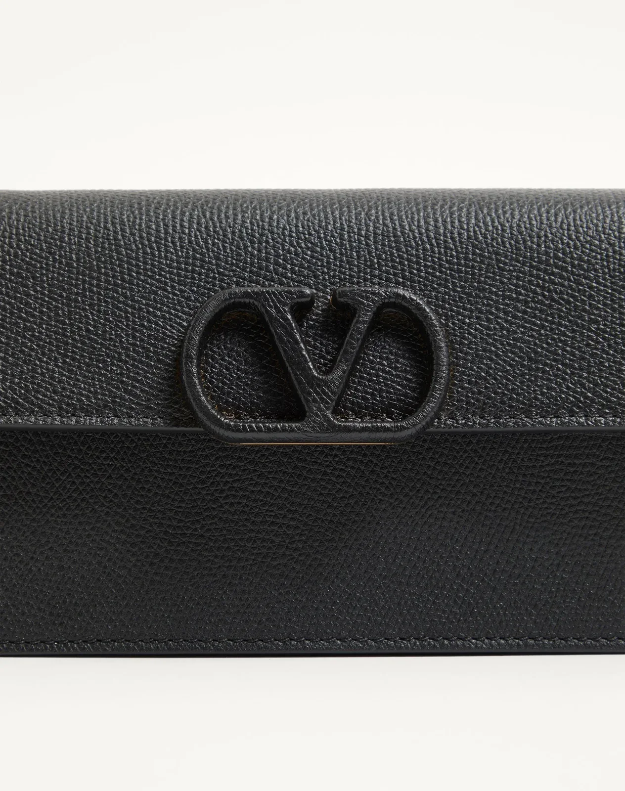 Кошелёк на цепочке VLogo Signature из зернистой телячьей кожи — фото 7