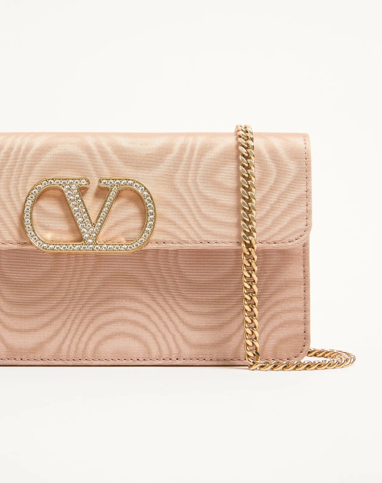 Кошелёк на цепочке VLogo Signature из ткани муар с ювелирным логотипом — фото 7