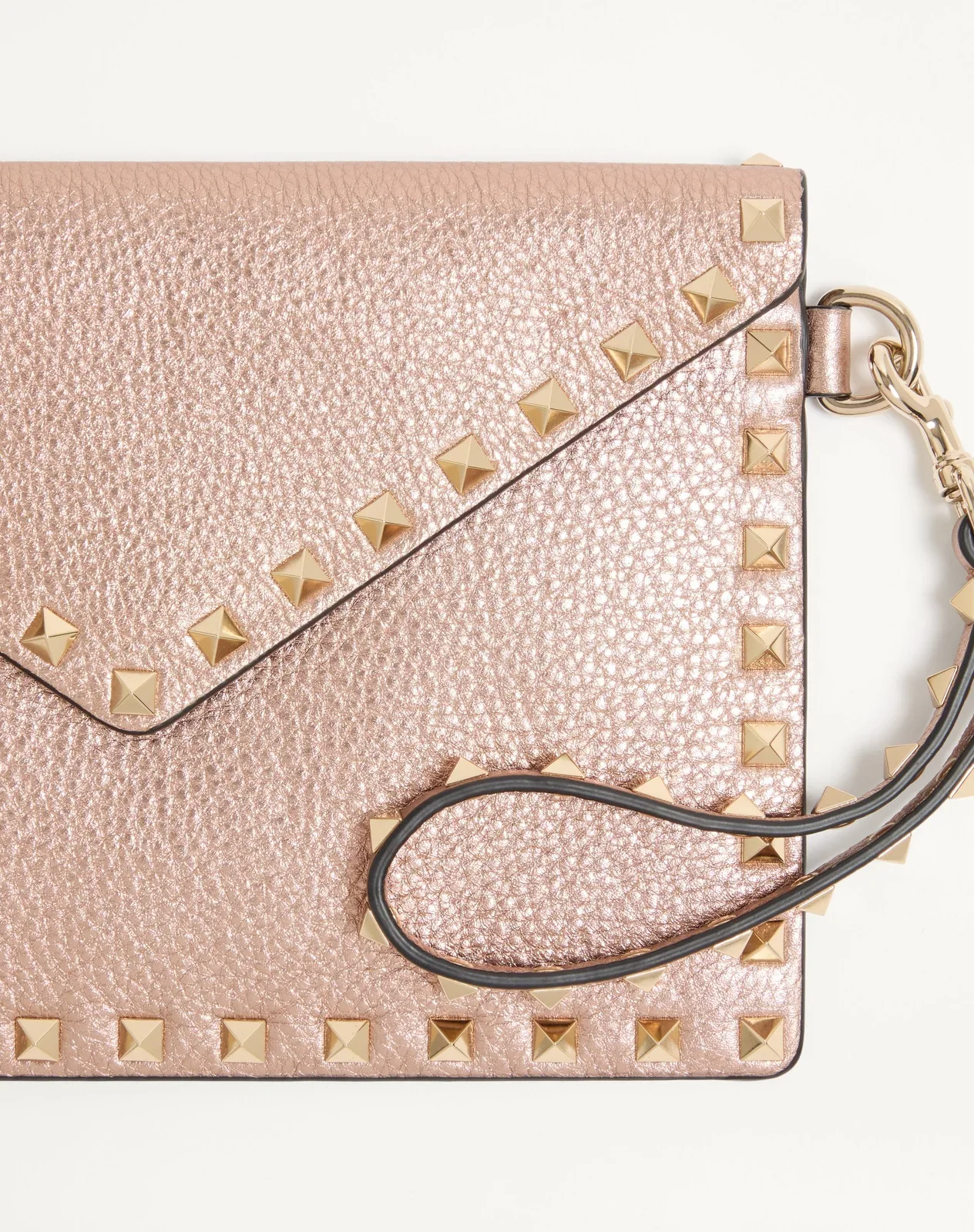 Клатч Rockstud из ламинированной зернистой телячьей кожи — фото 7