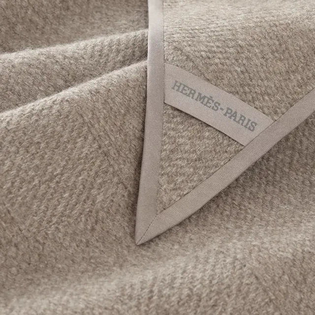 "Striped H" losange