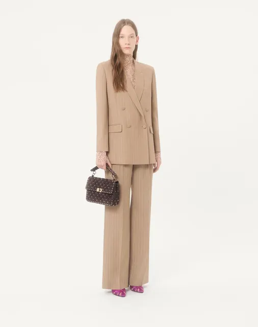 Сумка среднего размера Valentino Garavani Rockstud Spike из замши