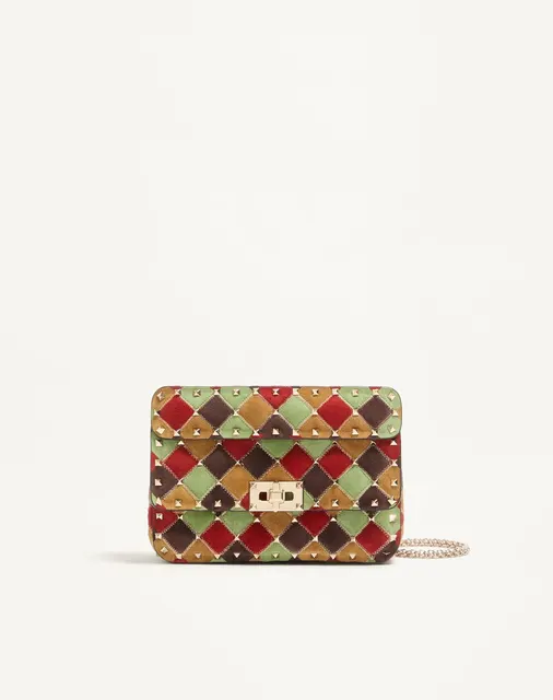 Маленькая сумка Valentino Garavani Rockstud Spike из замши в технике пэчворк