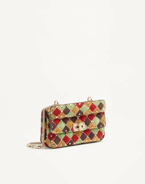 Маленькая сумка Valentino Garavani Rockstud Spike из замши в технике пэчворк