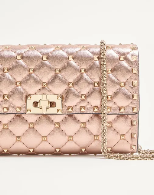 Сумка через плечо Valentino Garavani Rockstud Spike из ламинированной кожи наппа