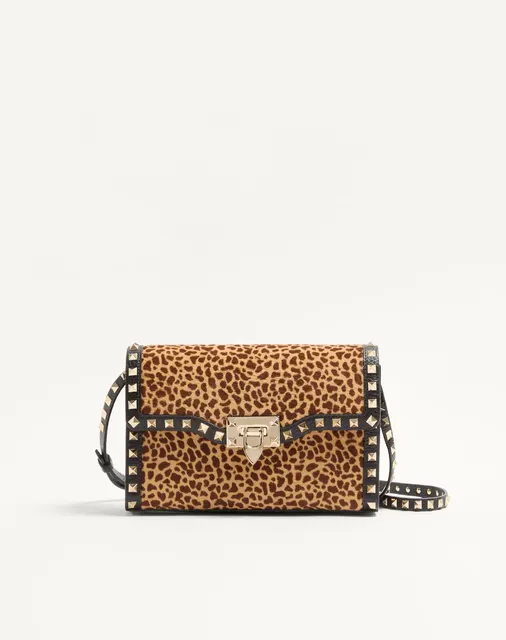 Маленькая сумка через плечо Valentino Garavani Rockstud из телячьей кожи с ворсистой отделкой и анималистичным принтом