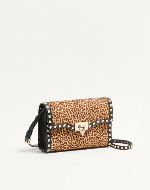 Маленькая сумка через плечо Valentino Garavani Rockstud из телячьей кожи с ворсистой отделкой и анималистичным принтом