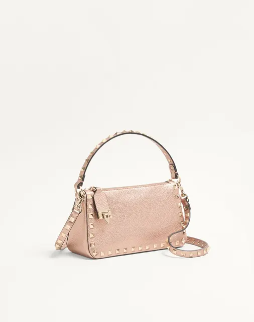 Маленькая сумка через плечо Valentino Garavani Rockstud из ламинированной зернистой телячьей кожи