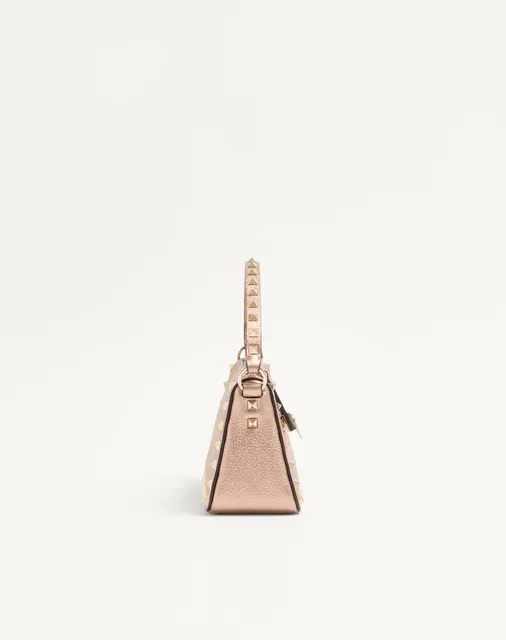 Маленькая сумка через плечо Valentino Garavani Rockstud из ламинированной зернистой телячьей кожи
