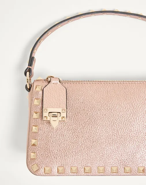 Маленькая сумка через плечо Valentino Garavani Rockstud из ламинированной зернистой телячьей кожи