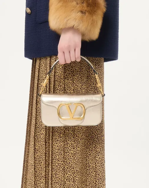 Маленькая сумка через плечо Valentino Garavani Locò из ламинированной телячьей кожи
