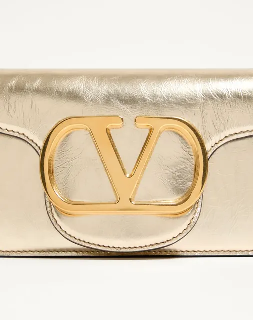 Маленькая сумка через плечо Valentino Garavani Locò из ламинированной телячьей кожи