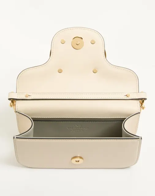 Маленькая сумка через плечо Valentino Garavani Locò из телячьей кожи