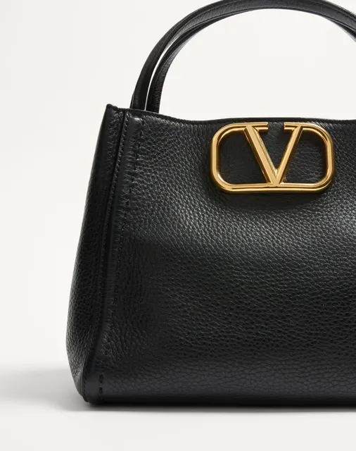 Сумка с ручками среднего размера Valentino Garavani Alltime из зернистой телячьей кожи