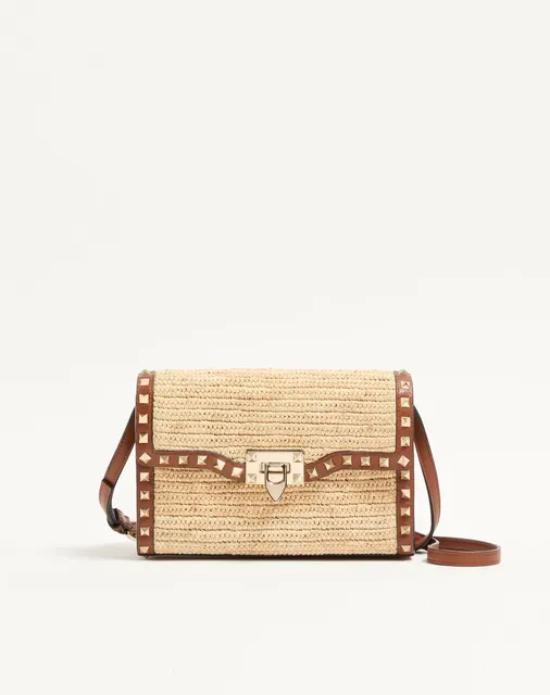 Маленькая сумка через плечо Valentino Garavani Rockstud из рафии
